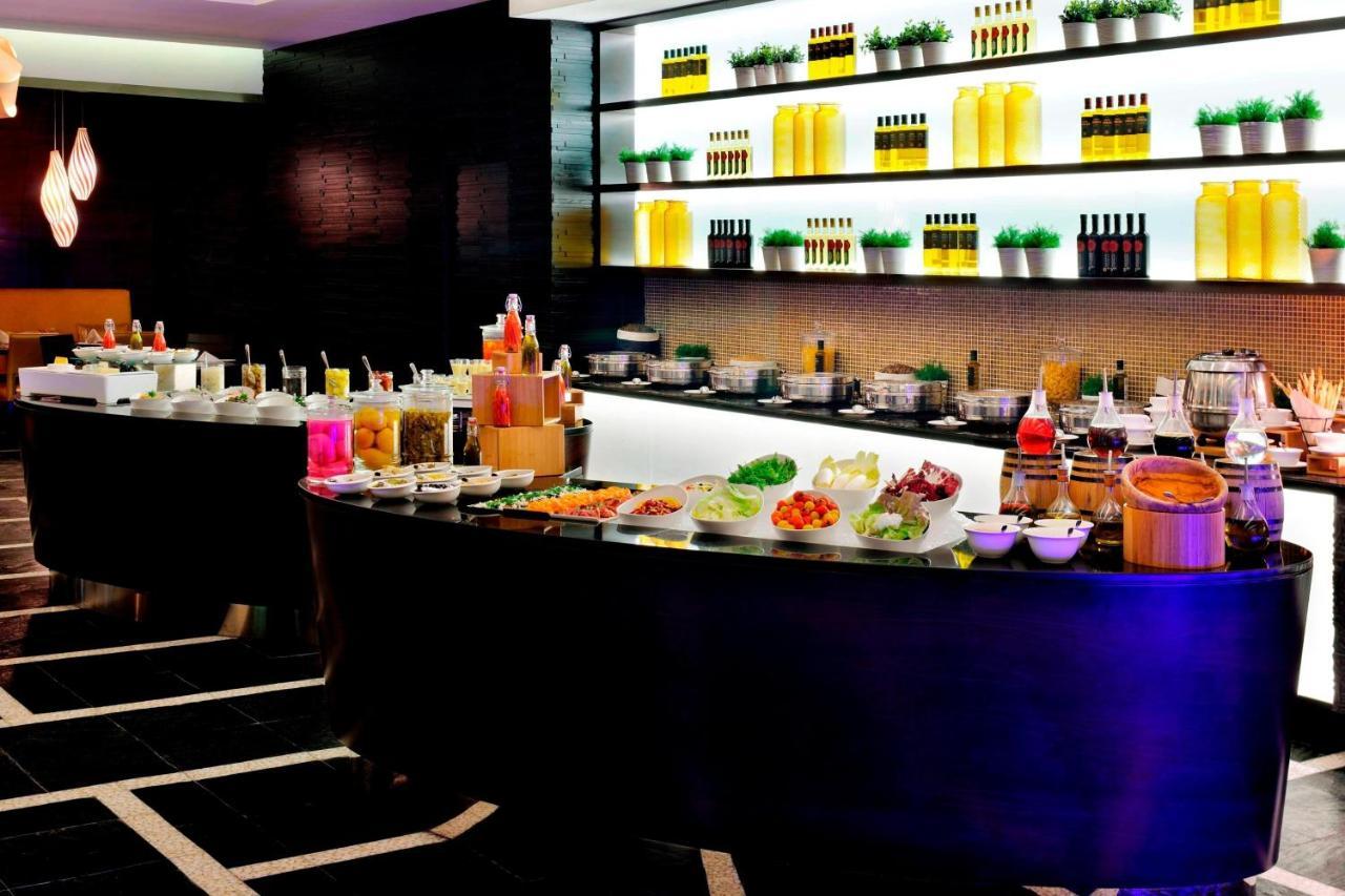 Marriott Executive Apartments Al Jaddaf, Dubaj Zewnętrze zdjęcie A buffet at a hotel