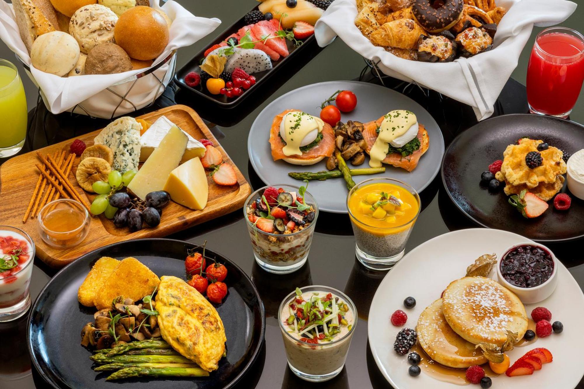 Marriott Executive Apartments Al Jaddaf, Dubaj Zewnętrze zdjęcie A selection of breakfast items