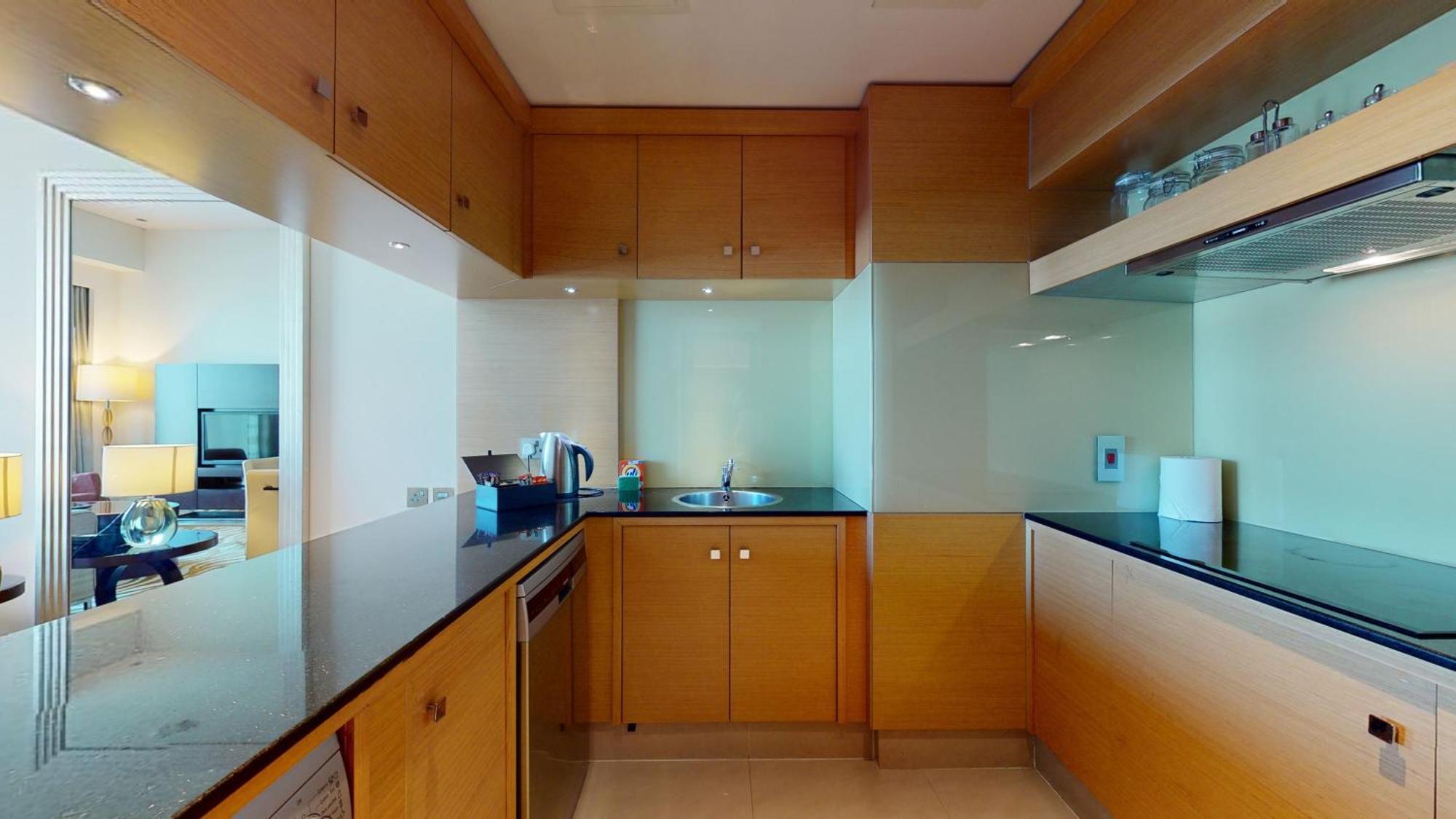 Marriott Executive Apartments Al Jaddaf, Dubaj Pokój zdjęcie A kitchen in a hotel suite